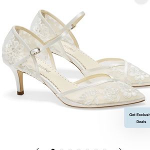 Never worn Bella belle Candace Ivory wedding shoes.